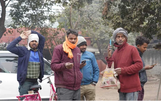 Các công nhân chờ đợi nhà thầu đến giao việc làm theo ngày tại làng Dhire, thuộc bang Bihar của Ấn Độ. Ảnh: Nikkei Asia.