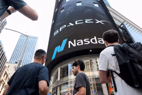 Elon Musk tham vọng biến Starlink thành đối thủ của Verizon và AT&T. Ảnh: Reuters.