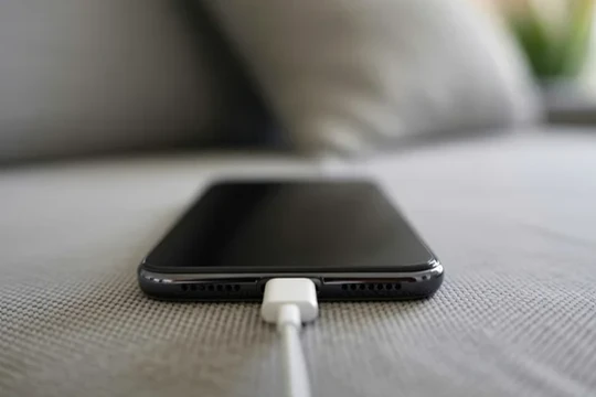 Lý do điện thoại của bạn sạc chậm. Ảnh: BGR.