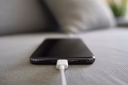 Lý do điện thoại của bạn sạc chậm. Ảnh: BGR.