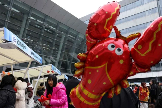 Người dân Trung Quốc xếp hàng để chuẩn bị và cài đặt OpenClaw. Ảnh: Nikkei Asia. 