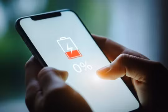 Những sai lầm tai hại khi sạc pin điện thoại. Ảnh: BGR.