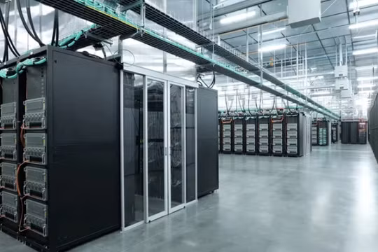 Mối nguy chi phí khiến các trung tâm dữ liệu cũ phải ngắt điện. Ảnh: BGR.