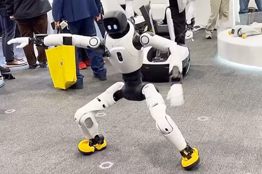 Robot hình người của Agibot trước quan khách tại CES 2026 ở Las Vegas. Ảnh: Nikkei Asia.