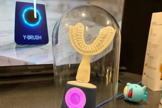 Công ty Y-Brush có trụ sở tại Pháp cho biết bàn chải đánh răng AI của họ có thể làm sạch toàn bộ răng của một người chỉ trong 20 giây. Ảnh: Nikkei Asia.