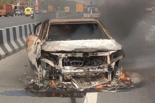 Một chiếc xe Baleno bị hư hại trên đường cao tốc Delhi-Meerut (Ấn Độ) sau khi lốp xe bốc cháy, khiến toàn bộ xe bốc khói. Ảnh: Getty.