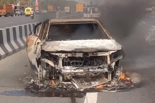 Một chiếc xe Baleno bị hư hại trên đường cao tốc Delhi-Meerut (Ấn Độ) sau khi lốp xe bốc cháy, khiến toàn bộ xe bốc khói. Ảnh: Getty.