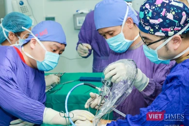 Đổi mới chính sách nhân lực để “giữ chân” bác sĩ giỏi ở bệnh viện công