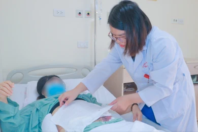 Hút mỡ bụng tại cơ sở không an toàn, người phụ nữ 49 tuổi nguy kịch 