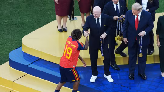 Tổng thống Mỹ Donald Trump và Chủ tịch FIFA Gianni Infantino trong lúc trao giải cho tuyển Tây Ban Nha. Ảnh: Reuters.