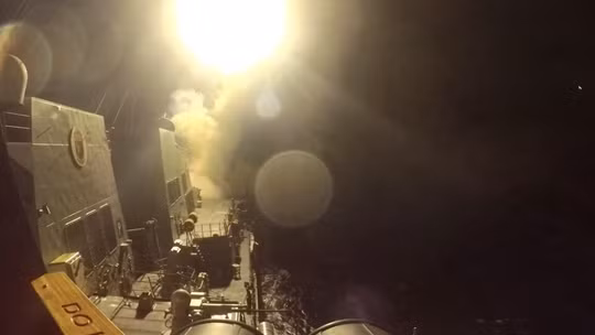 Tàu USS Michael Murphy (DDG 112) phóng tên lửa hành trình Tomahawk vào ngày 10/6. Ảnh: Reuters.