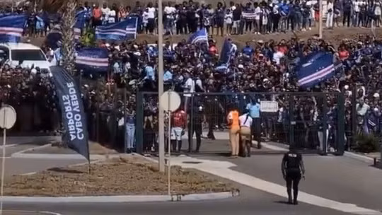 Hàng nghìn CĐV chào đón tuyển Cape Verde sau kỳ tích World Cup