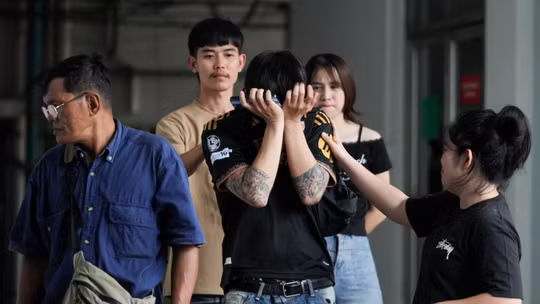 Gia đình và người thân đau buồn khi nhận thi thể nạn nhân tại nhà xác Bệnh viện Cảnh sát, sau vụ hỏa hoạn gây chết người tại một quán bar ở Bangkok, Thái Lan, ngày 13/7. Ảnh: Reuters.