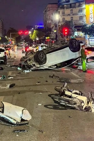 Lexus tông liên tiếp nhiều phương tiện rồi lật ngửa