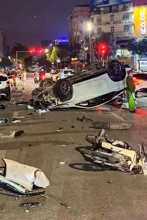 Lexus tông liên tiếp nhiều phương tiện rồi lật ngửa