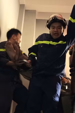 Giải cứu nam thanh niên mắc kẹt thang tời chở hàng