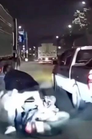 Bị ô tô bán tải tạt đầu, tài xế xe máy chở phụ nữ và trẻ em ngã sát xe đầu kéo