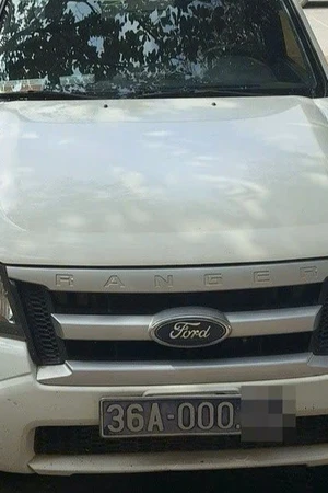 Từ clip người dân phản ánh, ô tô biển xanh "lộ" hàng loạt lỗi