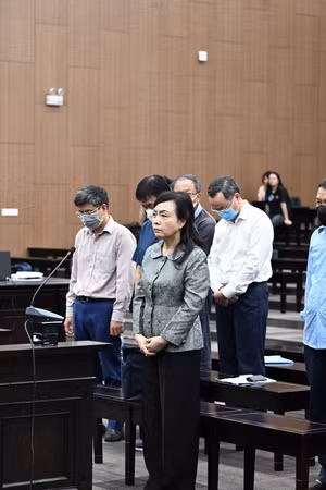 Biểu cảm của cựu Bộ trưởng Nguyễn Thị Kim Tiến khi hầu tòa