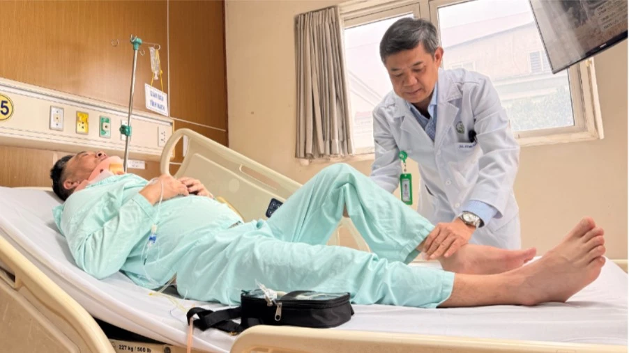 Việt kiều Anh thoát nguy cơ liệt sau 24 giờ mổ ở BV Việt Đức