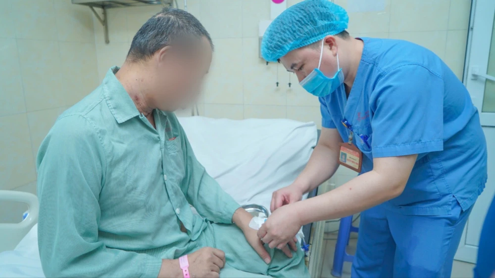 Ngừng tim 50 phút, người đàn ông 47 tuổi trở về từ “cửa tử”