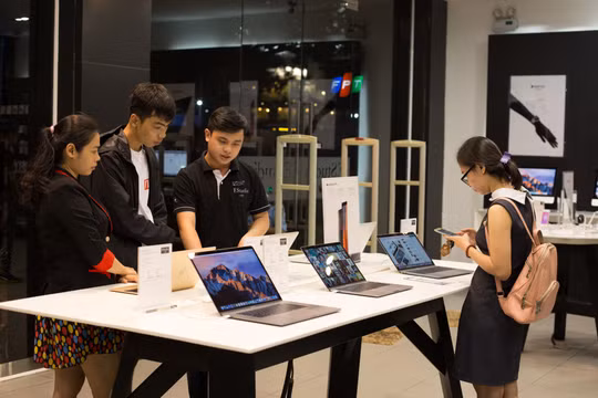 “Choáng” vì giá laptop, smartphone tiếp tục tăng phi mã