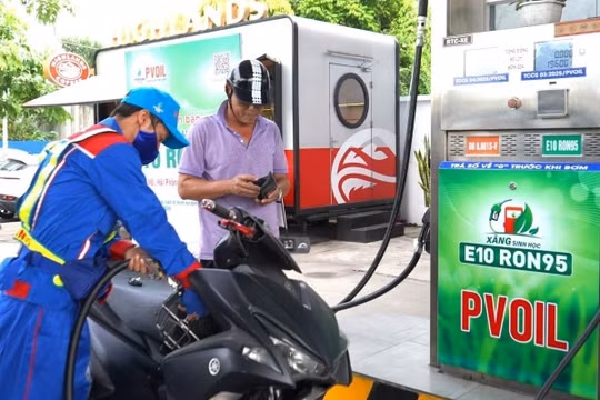 Nhân viên bơm xăng E10 vào xe khách hàng tại cây xăng của PVOIL. Ảnh: PVOIL.
