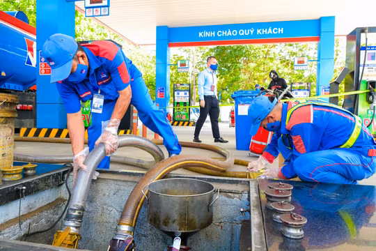 Nạp xăng E10 vào bồn chứa tại cây xăng của PVOIL. Ảnh: PVOIL.