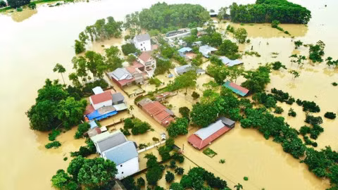 Tin bão mới nhất: Bão số 4 Narra suy yếu thành áp thấp nhiệt đới, lũ trên các sông đang xuống dần