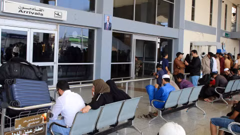 Nóng: Houthi tấn công sân bay Aden của Yemen sau cảnh báo sơ tán