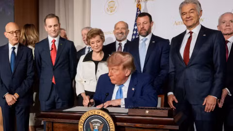 Ông Trump và loạt “ông lớn” công nghệ ký thỏa thuận an toàn AI, thúc đẩy mở rộng trung tâm dữ liệu