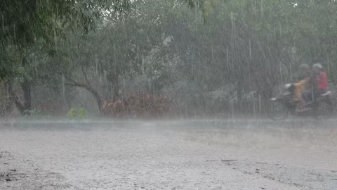 Cảnh báo mưa dông kèm lốc sét, mưa đá, gió giật mạnh ở khu vực Trung Bộ và Nam Bộ