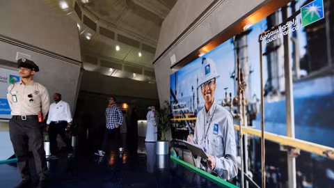 Saudi Aramco sơ tán nhân viên khỏi trụ sở chính giữa lúc Houthi tấn công dồn dập vào Ả Rập Xê Út
