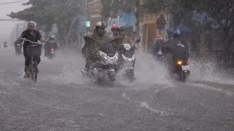 Mưa lớn “sầm sập” trút xuống Bắc Bộ và Trung Bộ, có nơi mưa vượt ngưỡng 500mm