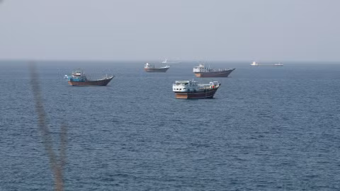 Iran và Oman tìm cách tháo “nút thắt” tại eo biển Hormuz, hé lộ về “hành lang hàng hải” tạm thời
