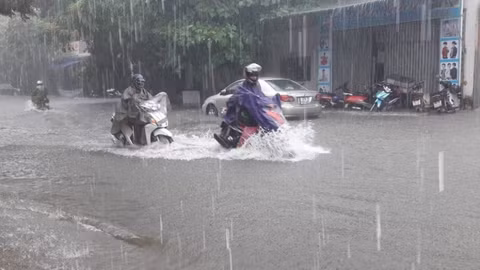 Mưa lớn cực đoan trút xuống nhiều khu vực ở Trung Bộ và Nam Bộ, có nơi vượt ngưỡng 70mm