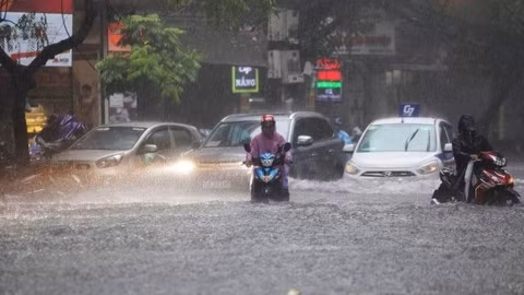 Trung Bộ, Nam Bộ mưa lớn có nơi trên 100mm, đề phòng nguy cơ lốc sét, gió giật mạnh