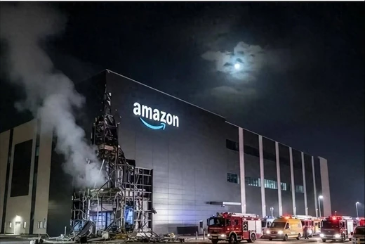 Một cơ sở của Amazon ở Các Tiểu vương quốc Ả Rập Thống nhất (UAE) cháy sau khi bị UAV Iran tấn công. Ảnh: Sohu.