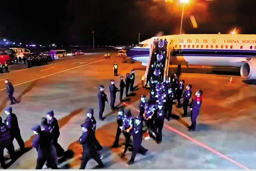 Từ 2025 đến nay đã có hơn 7.600 nghi phạm lừa đảo người Trung Quốc bị bắt ở Myanmar đưa về nước. Ảnh: TKWW.