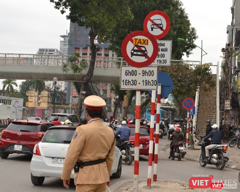 "Đại chiến" taxi: Tài xế Uber, Grab không bị tuýt còi dù đi vào đường cấm ảnh 1
