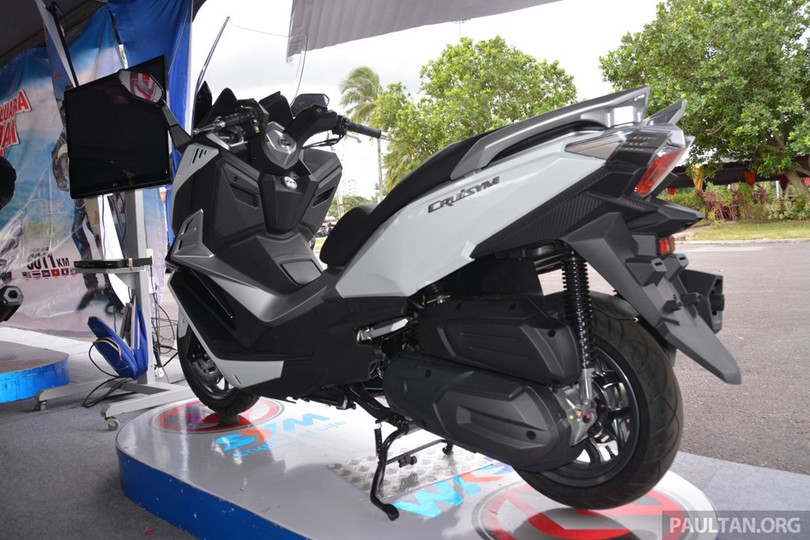 Mẫu maxiscooter này trang bị giảm xóc ống lồng thủy lực phía trước và trụ lò xo đôi phía sau. Trang bị an toàn gồm hệ thống phanh đĩa trước sau, đường kính lần lượt 260 mm và 240 mm. Mẫu maxiscooter này trang bị giảm xóc ống lồng thủy lực phía trước và trụ lò xo đôi phía sau. Trang bị an toàn gồm hệ thống phanh đĩa trước sau, đường kính lần lượt 260 mm và 240 mm.