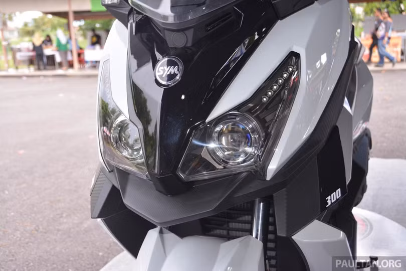 Tuy nhiên, mẫu xe tay ga này vẫn sử dụng đèn halogen cho cặp đèn pha đôi, trong khi đèn xi-nhan và đèn hậu dùng bóng LED. Mẫu xe tay ga này có thể thêm tùy chọn hệ thống camera trước và sau để ghi lại quá trình di chuyển trên đường, kết nối với smartphone.