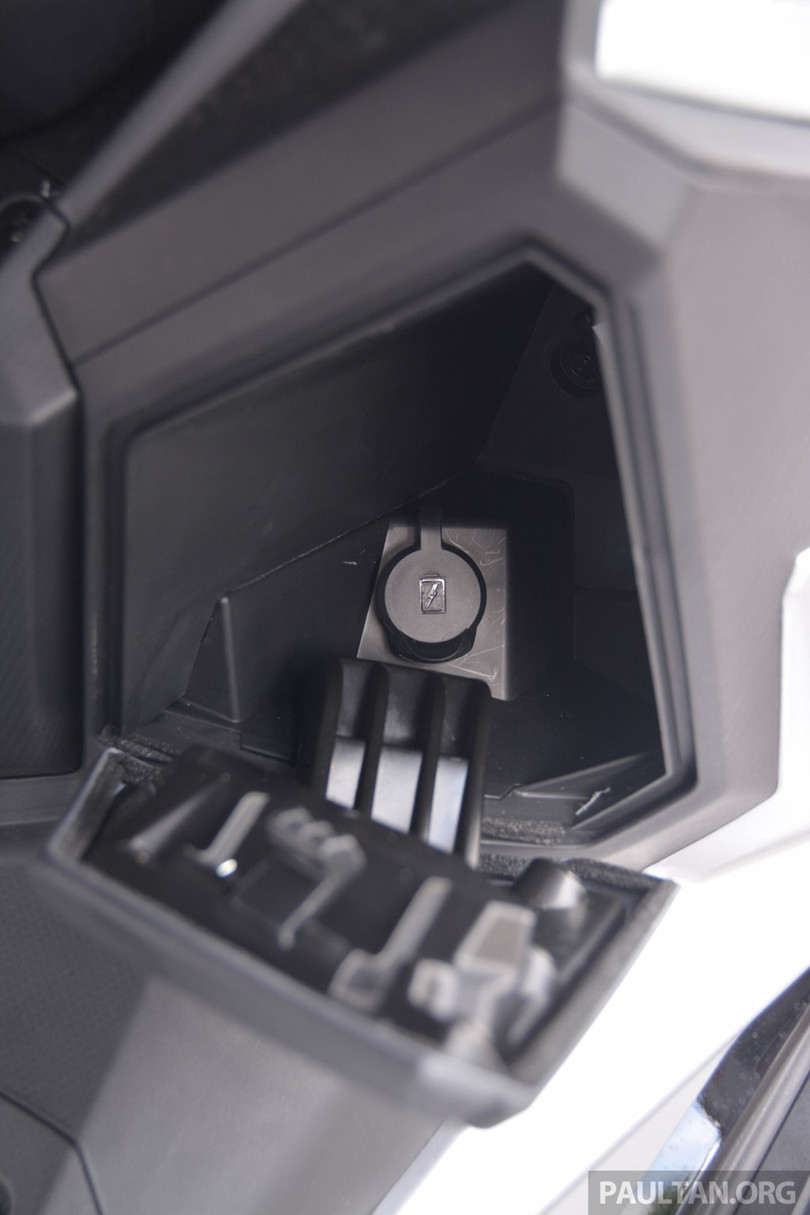 Hộc đồ nhỏ phía trước xe được trang bị cổng sạc điện 12V Hộc đồ nhỏ phía trước xe được trang bị cổng sạc điện 12V