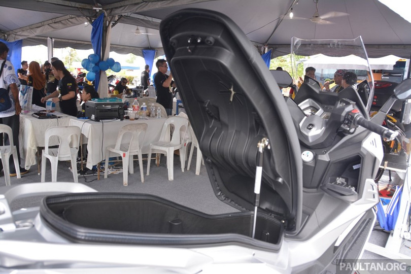 Yên xe có thể đẩy lên tự động nhờ gắn thêm hệ thống đẩy thủy lực. Cốp chứa đồ dưới yên xe rộng, đủ sức chứa 2 mũ bảo hiểm. Yên xe có thể đẩy lên tự động nhờ gắn thêm hệ thống đẩy thủy lực. Cốp chứa đồ dưới yên xe rộng, đủ sức chứa 2 mũ bảo hiểm.