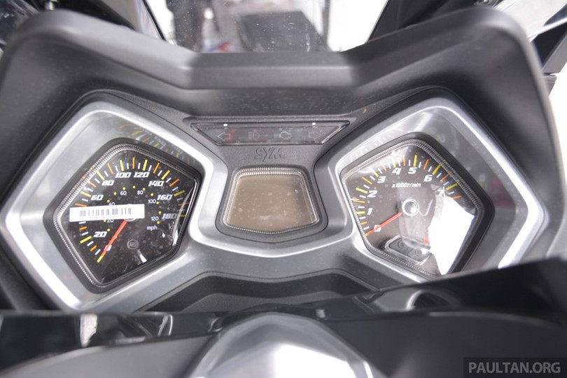 Cụm đồng hồ hiển thị kết hợp dạng analog và điện tử. Mẫu xe tay ga này có đồng hồ hiển thị vòng tua máy. Cụm đồng hồ hiển thị kết hợp dạng analog và điện tử. Mẫu xe tay ga này có đồng hồ hiển thị vòng tua máy.