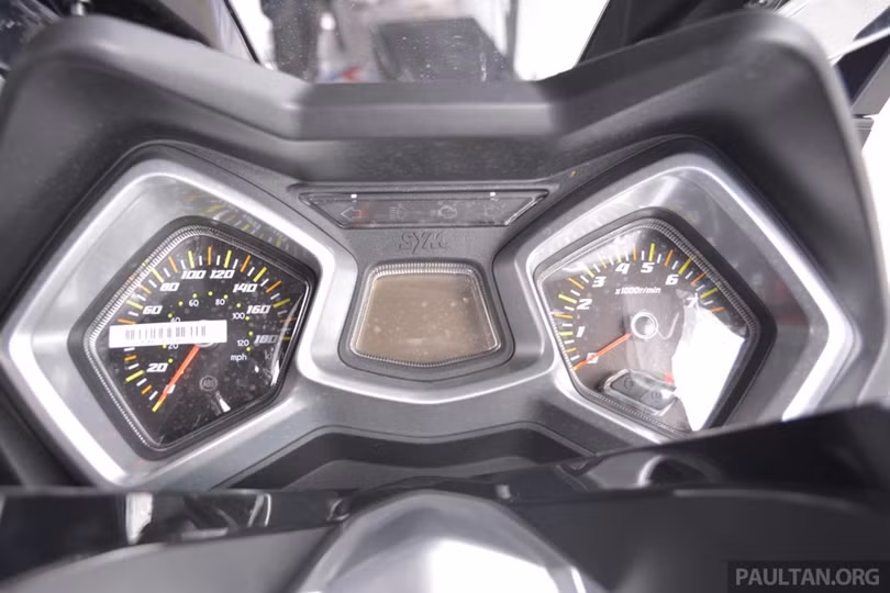 Cụm đồng hồ hiển thị kết hợp dạng analog và điện tử. Mẫu xe tay ga này có đồng hồ hiển thị vòng tua máy.