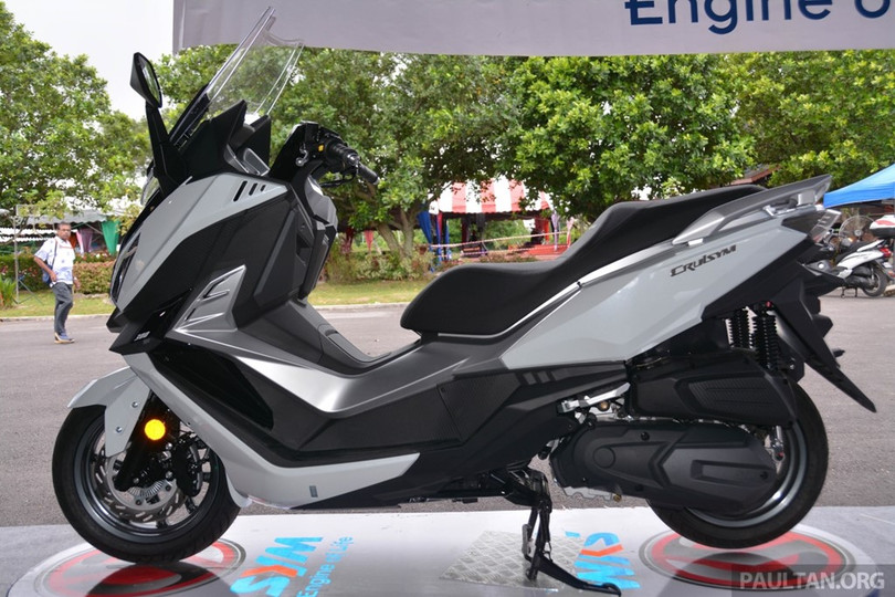 Cruisym 300i trang bị động cơ xi-lanh đơn 278 cc, xi-lanh đơn, làm mát bằng gió, tích hợp phun xăng điện tử, cho công suất 26,9 mã lực tại 7.750 vòng/phút và mô-men xoắn cực đại 27,3 Nm tại 6.750 vòng/phút. Cruisym 300i trang bị động cơ xi-lanh đơn 278 cc, xi-lanh đơn, làm mát bằng gió, tích hợp phun xăng điện tử, cho công suất 26,9 mã lực tại 7.750 vòng/phút và mô-men xoắn cực đại 27,3 Nm tại 6.750 vòng/phút.