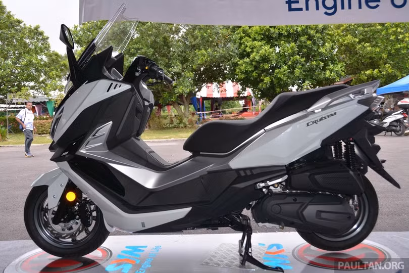 Cruisym 300i trang bị động cơ xi-lanh đơn 278 cc, xi-lanh đơn, làm mát bằng gió, tích hợp phun xăng điện tử, cho công suất 26,9 mã lực tại 7.750 vòng/phút và mô-men xoắn cực đại 27,3 Nm tại 6.750 vòng/phút.