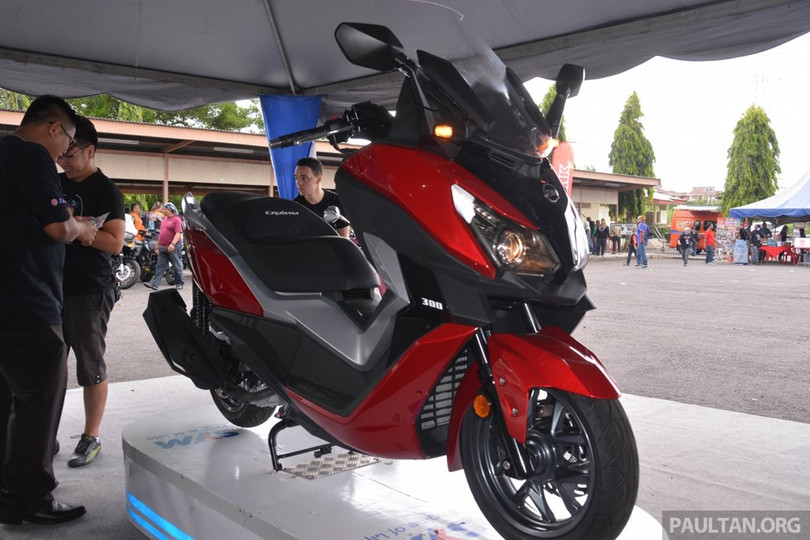 Cruisym 300i 2017 có trọng lượng khoảng 198 kg, khá nặng dù xe được thiết kế với trọng tâm thấp để dễ điều khiển. Dòng xe này bán tại thị trường Malaysia với 3 màu sơn tùy chọn trắng, đỏ và xám. Cruisym 300i 2017 có trọng lượng khoảng 198 kg, khá nặng dù xe được thiết kế với trọng tâm thấp để dễ điều khiển. Dòng xe này bán tại thị trường Malaysia với 3 màu sơn tùy chọn trắng, đỏ và xám.