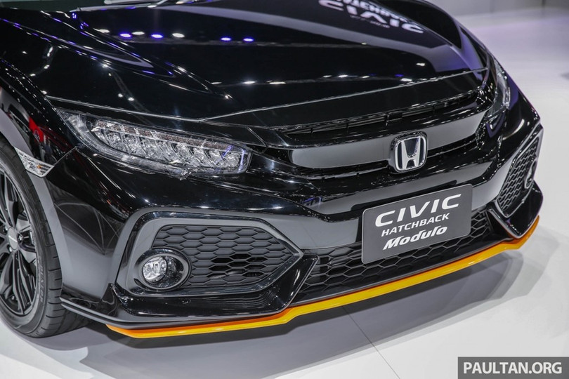 Civic Hatchback có kích thước tương tự như phiên bản sedan về chiều rộng (1.798 mm) và trục cơ sở (2.700 mm), trong khi cao hơn khoảng 20 mm so và ngắn hơn 112 mm.